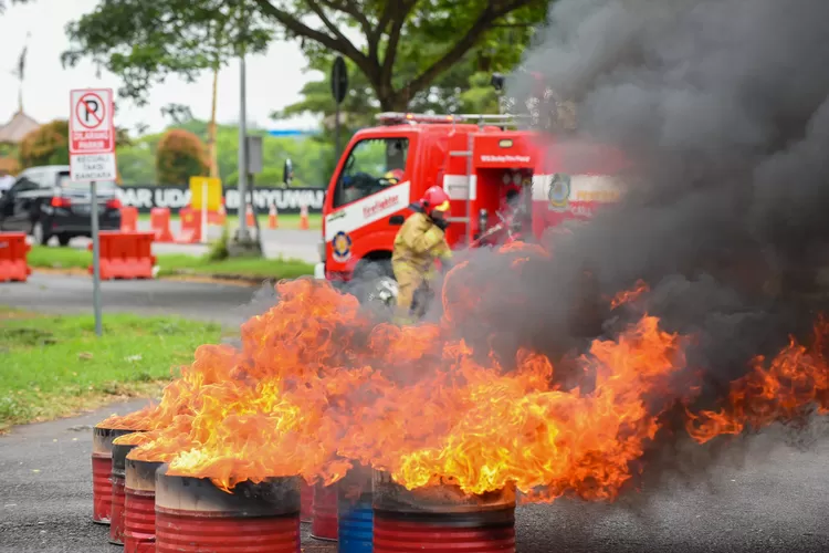 demo-ricuh-di-bandara-banyuwangi,-perusuh-disimulasikan-lempar-bom-molotov
