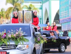Kirab Piala dan Plakat Adipura Disambut Antusias Warga Banyuwangi