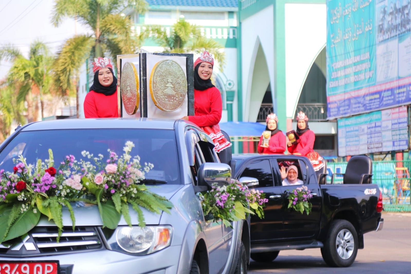 kirab-piala-dan-plakat-adipura-disambut-antusias-warga-banyuwangi