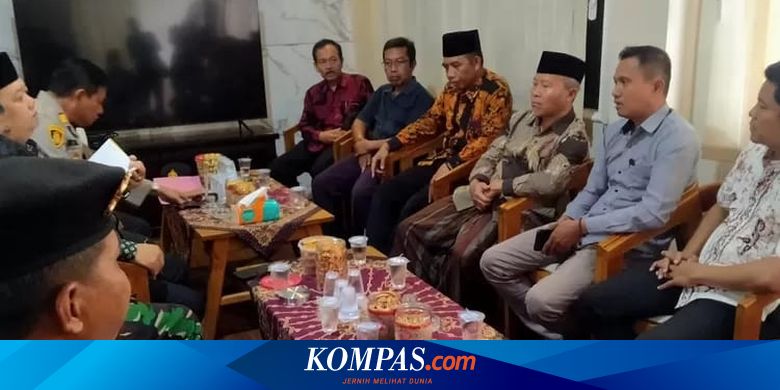 urges-government-to-close-alcohol-shops-ahead-of-Ramadan,-a number of masses visited the sub-district head in Banyuwangi