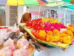 Jelang Ramadan di Banyuwangi, Marak Pedagang Bunga Tabur Musiman – Radar Banyuwangi