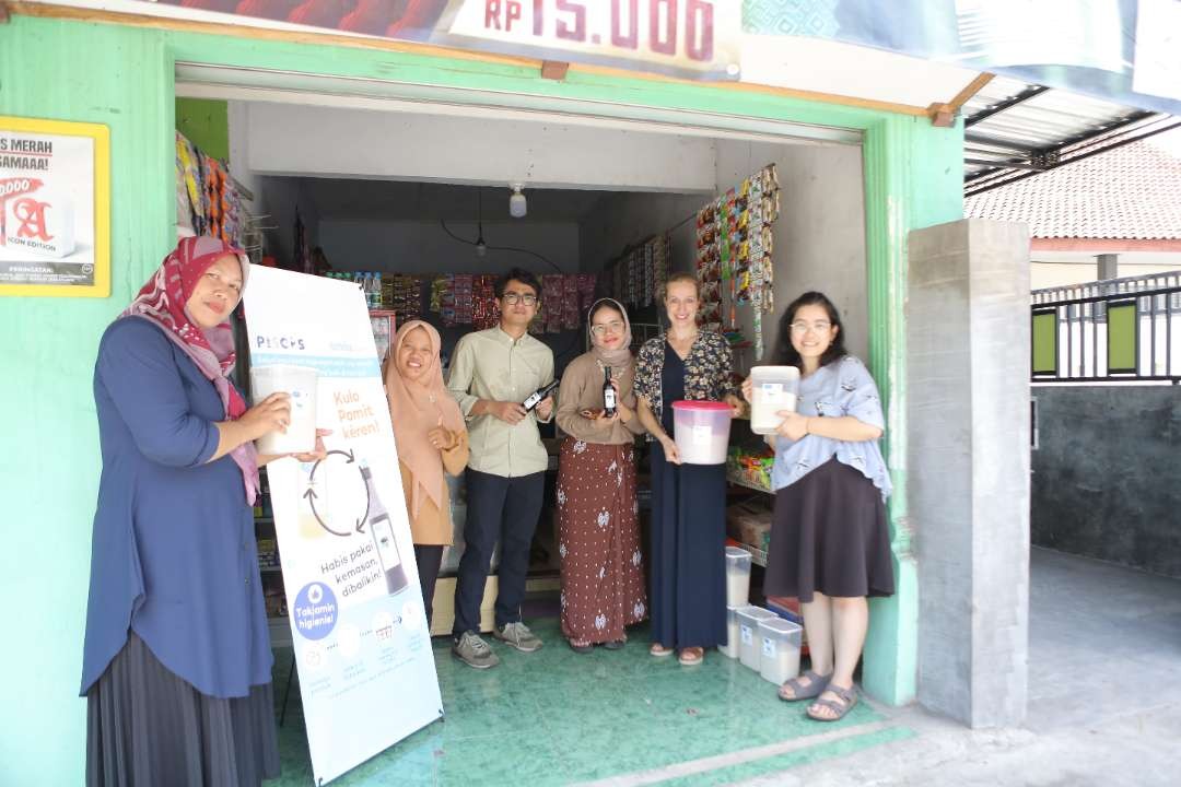 banyuwangi-uji-coba-jual-sembako-dengan-kemasan-reusable