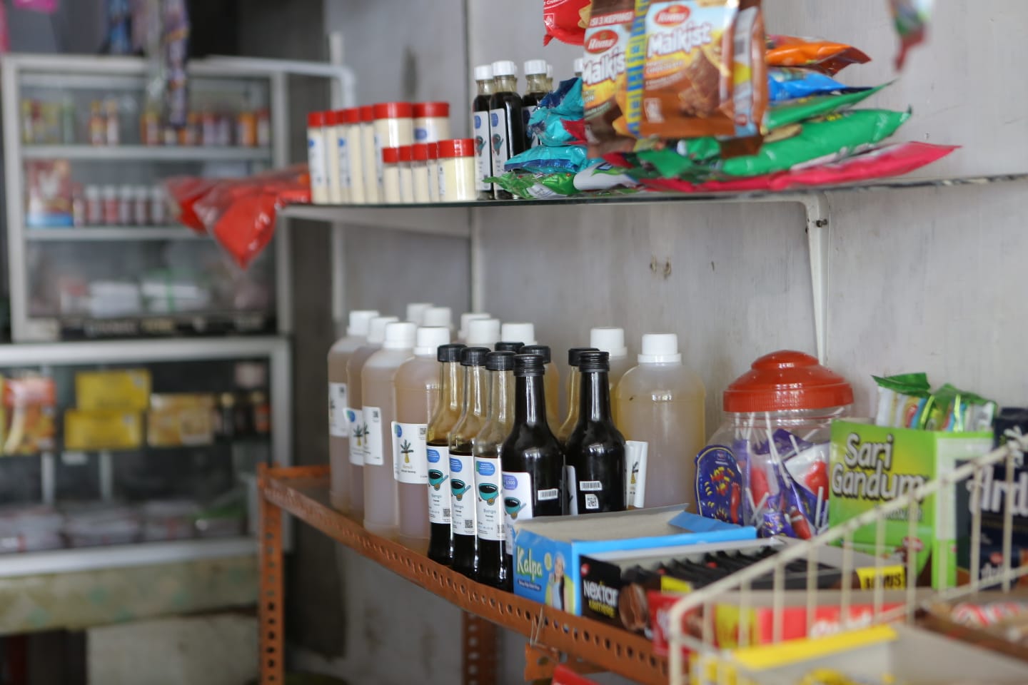 sejumlah-warung-di-banyuwangi-mulai-jual-sembako-dalam-kemasan-daur-ulang