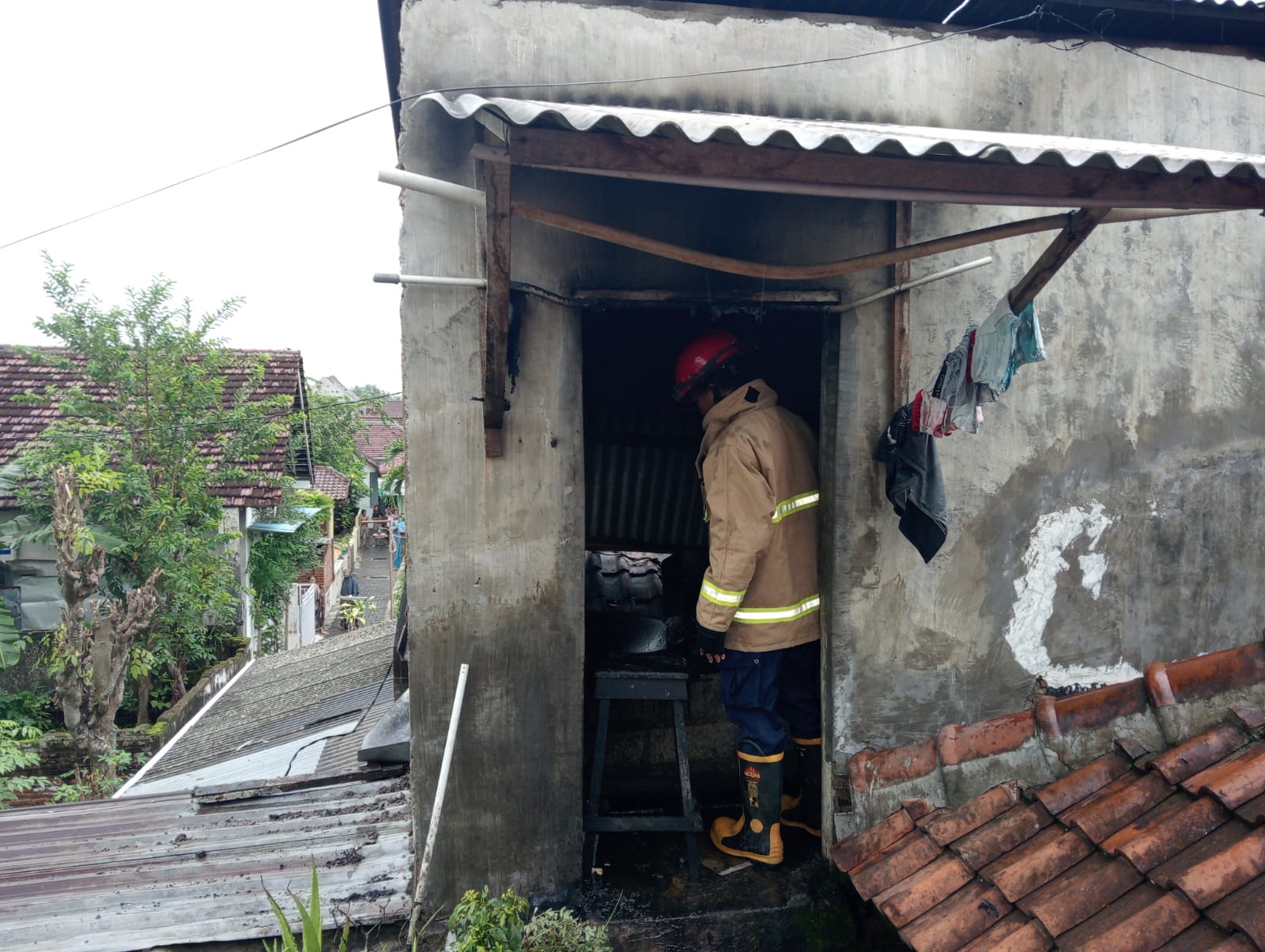 selang-gas-diduga-bocor,-rumah-warga-di-banyuwangi-dilahap-si-jago-merah