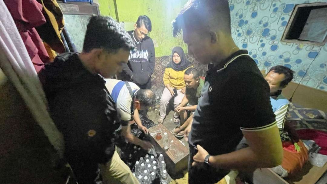 gerebek-penjual-miras-tak-berizin,-polisi-sita-28-botol-arak