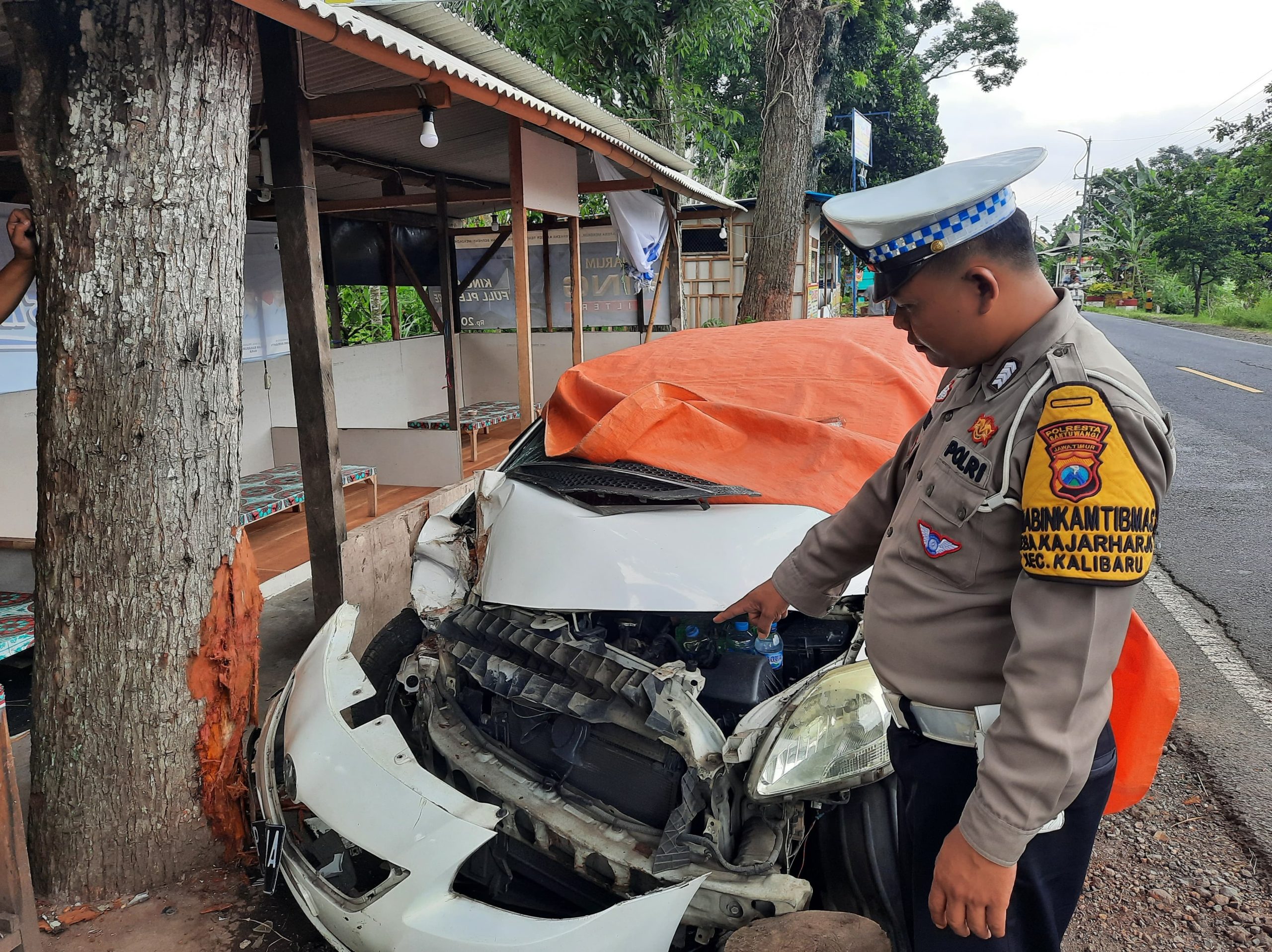 toyota-vios-oleng-hingga-serempet-pengendara-roda-dua-dan-tabrak-pohon