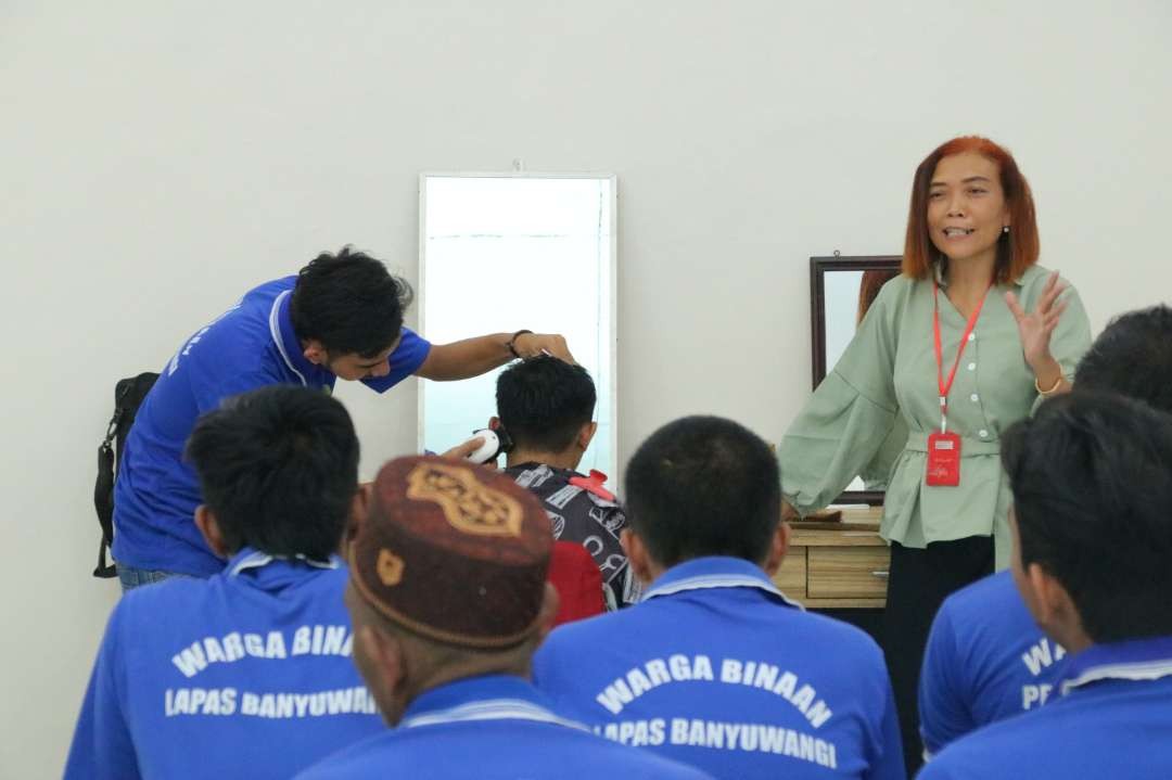 warga-binaan-lapas-banyuwangi-ngabuburit-dengan-kursus-barbershop