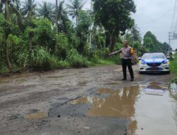 Sebelum Masa Mudik, Pemkab Perbaiki Jalan Rusak di Banyuwangi