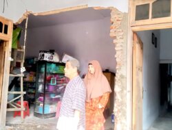 Injak Rem Keliru Pedal Gas, Dump Truk Muatan Pasir Sosor Rumah Warga Desa Kaligondo Banyuwangi