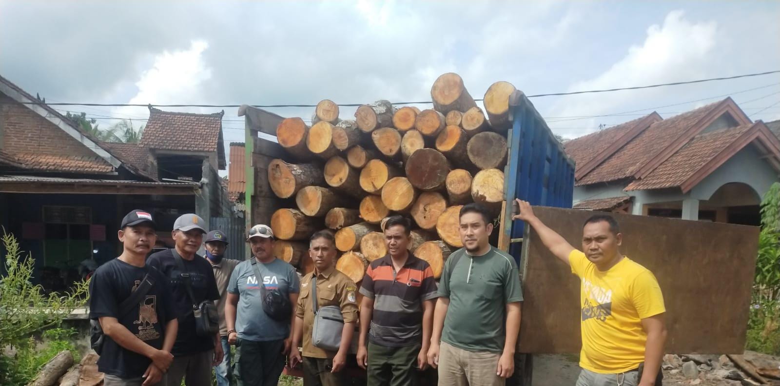 ratusan-gelondong-kayu-rimba-mahoni-diduga-ilegal-ditemukan-di-pesanggaran