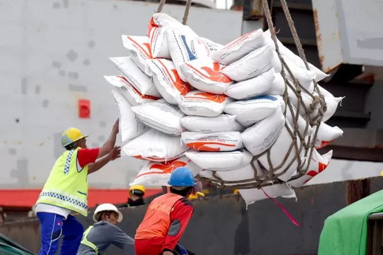 sudah-sebulan!-tiga-kapal-beras-impor-dari-thailand-masih-bongkar-muat-di-pelabuhan-tanjung-wangi