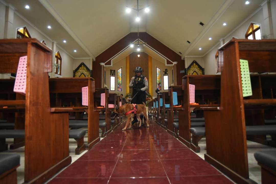 polisi-banyuwangi-sterilisasi-gereja-menjelang-misa-kamis-putih