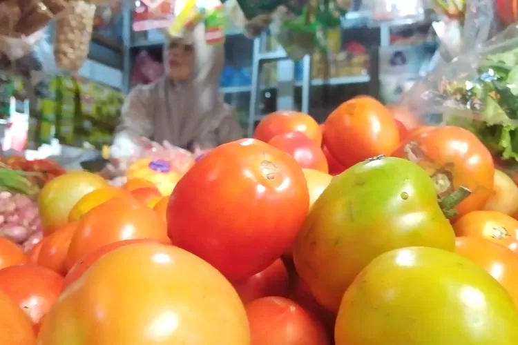 mendekati-lebaran,-harga-tomat-di-pasar-genteng-banyuwangi-tembus-rp-28-ribu,-ternyata-ini-penyebabnya-–-radar-banyuwangi