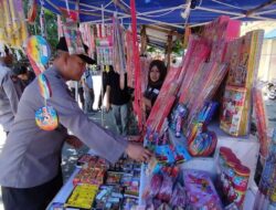 Polisi Razia Petasan ke Pedagang Kembang Api di Pasar Banyuwangi