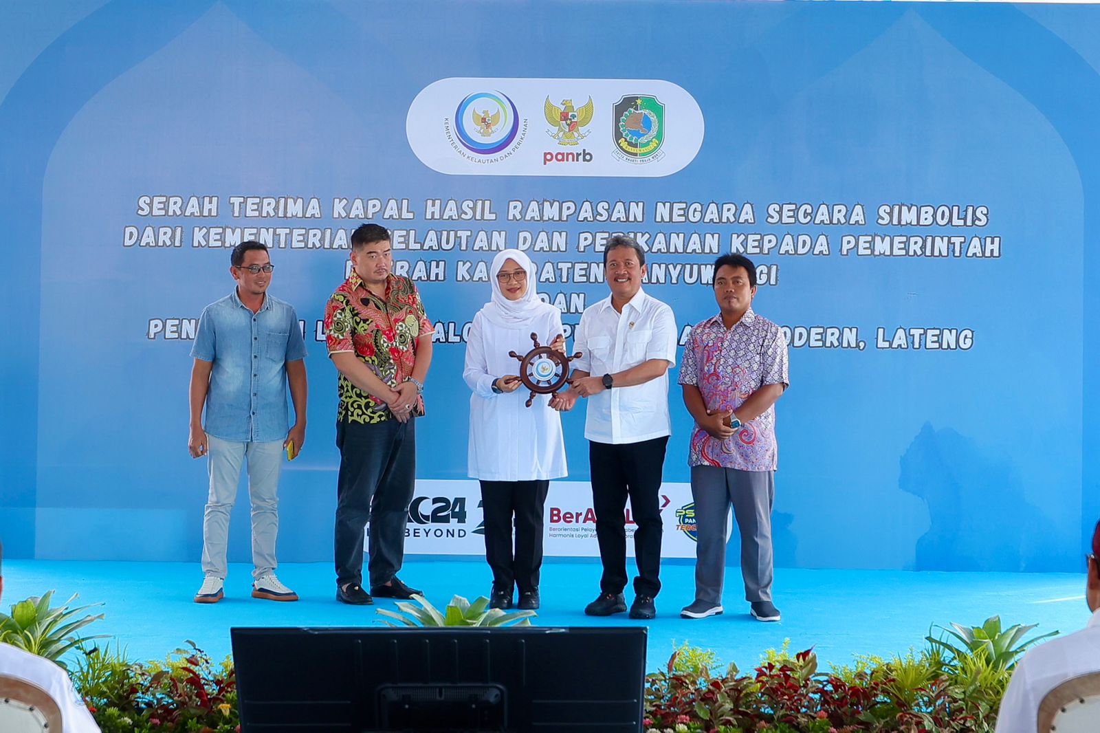 nelayan-banyuwangi-terima-dua-kapal-rampasan-ilegal-fishing-dari-kkp