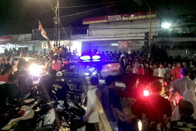 kelompok-musik-gugah-sahur-di-cluring-bentrok,-polisi-terpaksa-ambil-tindakan-tegas