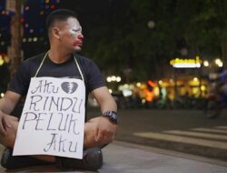 Jadi Badut Jalanan, Ekosangmalam Ekspresikan Pahitnya Putus Cinta di Videoklip Lagu Rindu
