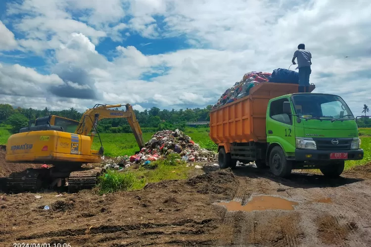 tpas-gintangan-penuh,-sampah-sampah-dibuang-ke-bekas-lahan-galian-c-rogojampi-–-radar-banyuwangi