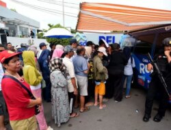 Warga Geruduk Mini Bus Milik BI Jember: Rela Berpanasan demi Dapat Uang Baru untuk Lebaran