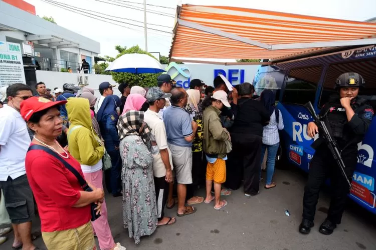 warga-geruduk-mini-bus-milik-bi-jember:-rela-berpanasan-demi-dapat-uang-baru-untuk-lebaran