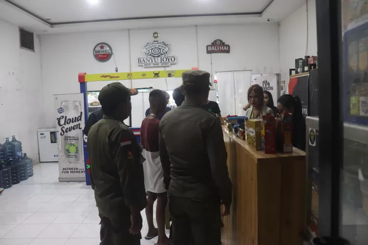 toko-banyu-joyo-memang-mokong,-dilarang-buka-selama-ramadan,-tetap-nekat-jualan-miras