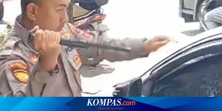 saat-polisi-di-banyuwangi-pecahkan-kaca-demi-selamatkan-balita-yang-terkunci-dalam-mobil
