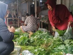 Jelang Lebarang, Harga Sayuran di Pasar Genteng Banyuwangi Malah Merangkak Naik – Radar Banyuwangi