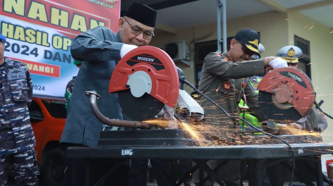 polresta-banyuwangi-musnahkan-1,6-ton-miras-dan-170-knalpot-brong