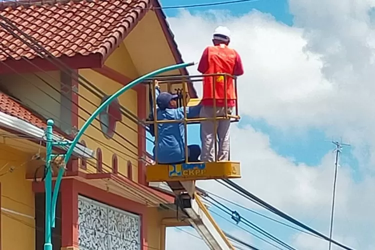 sambut-lebaran,-pemkab-banyuwangi-perbaiki-500-lampu-jalan-di-sejumlah-wilayah