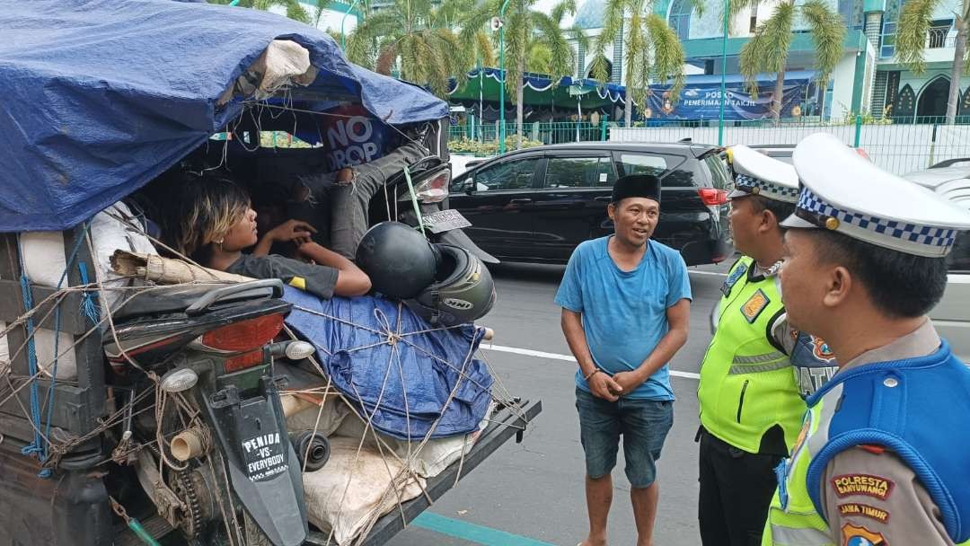 rawan-kecelakaan,-pemudik-naik-kendaraan-bak-terbuka-ditindak