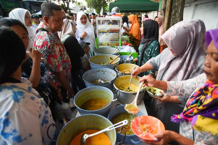 upaya-pemkab-banyuwangi-berbuah-manis!-perputaran-ekonomi-di-pasar-takjil-tembus-rp-8-m