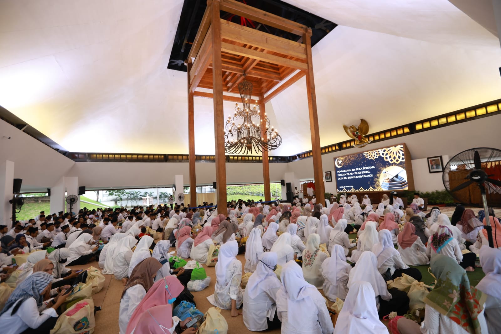 safari-ramadan,-bupati-ipuk-silaturahim-dengan-relawan-pilar-sosial