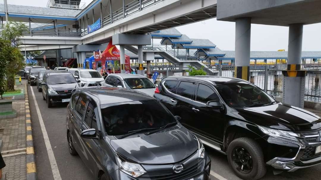 thousands of travelers-leaving-Bali,-tourists are actually coming