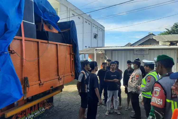 turun-gumitir,-truk-bermuatan-sound-asal-malang-dicegat-polisi-di-kalibaru-banyuwangi
