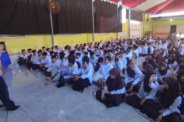 pondok-ramadan-smpn-2-srono:-diajak-bijak-bermedsos-dan-siswa-setoran-ayat-al-quran