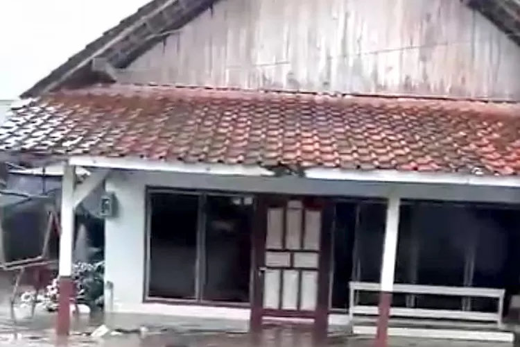 kampung-nelayan-desa-grajagan-banyuwangi-kebanjiran-pas-perayaan-lebaran,-ini-penyebabnya