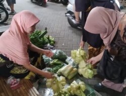 Penjual Ketupat di Pasar Genteng Panen, Dibanjiri Pembeli Sejak H+2 Lebaran