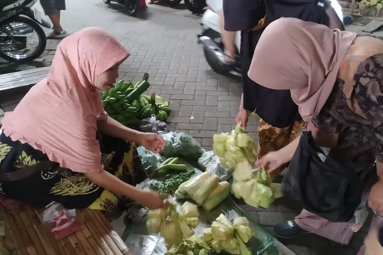 penjual-ketupat-di-pasar-genteng-panen,-dibanjiri-pembeli-sejak-h+2-lebaran