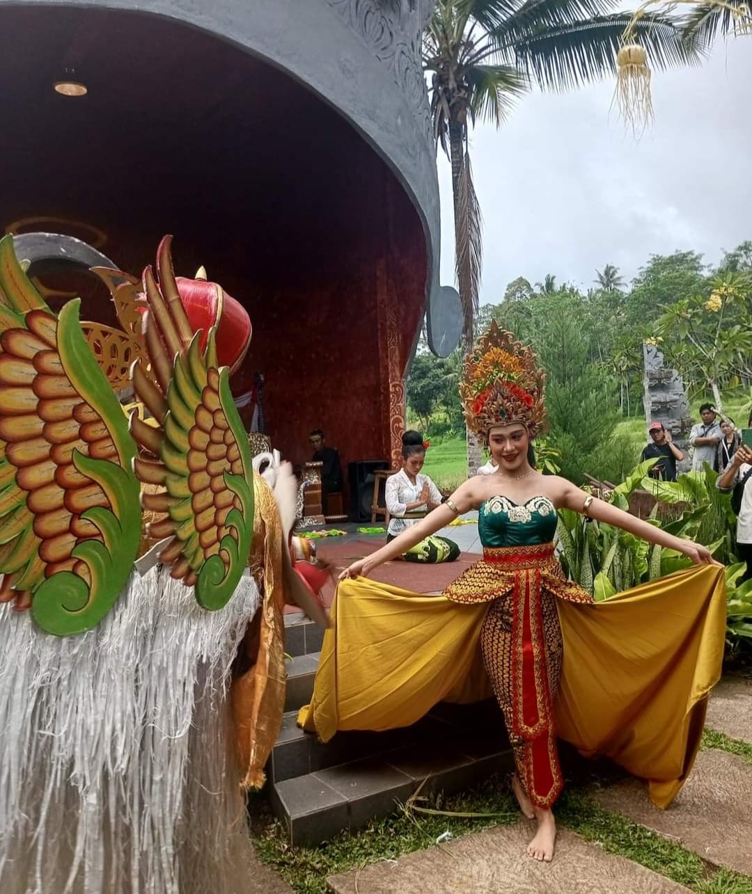 sendratari-temurune-dewi-sri-sangat-memukau-pemudik-dan-touris-asing