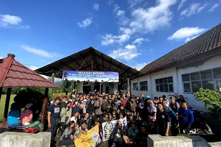 dibuka-kembali-pasca-lebaran,-ratusan-pendaki-serbu-gunung-raung-di-banyuwangi