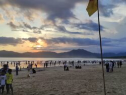 Libur Lebaran 2024, Kunjungan Wisatawan ke Pantai Pulau Merah Banyuwangi Tembus 13 Ribu Orang