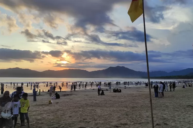 libur-lebaran-2024,-kunjungan-wisatawan-ke-pantai-pulau-merah-banyuwangi-tembus-13-ribu-orang