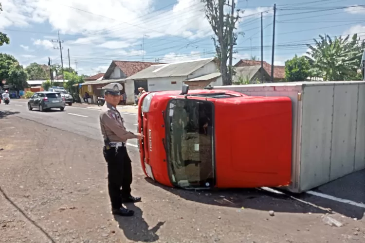 truk-boks-oleng-seruduk-pemotor-hingga-tewas-di-singojuruh,-berikut-kronologi-lengkapnya