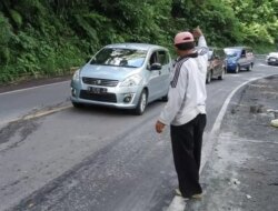 Jalan Gumitir Sepanjang 100 Meter Retak, Arus Lalin Buka Tutup, Jalanan Jadi Miring