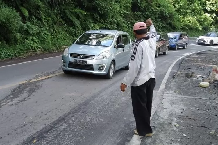 Jalan Gumitir Sepanjang 100 Meter Retak, Arus Lalin Buka Tutup, Jalanan Jadi Miring