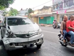 Sopir Mengantuk, Mobil Avanza Tabrak Dua Motor di Depan Toko Timbul Jaya Genteng