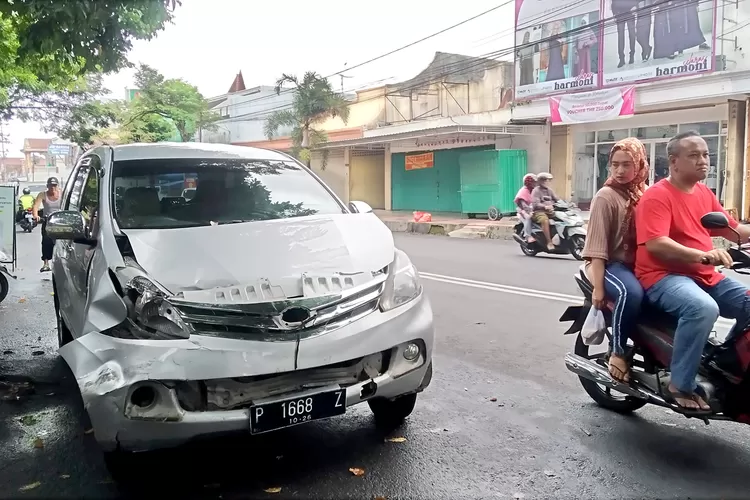 sopir-mengantuk,-mobil-avanza-tabrak-dua-motor-di-depan-toko-timbul-jaya-genteng