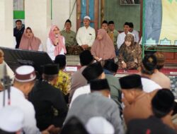 Attend the Haul KH. Abdul Manan Muncar, Regent of Ipuk: Strengthen Education
