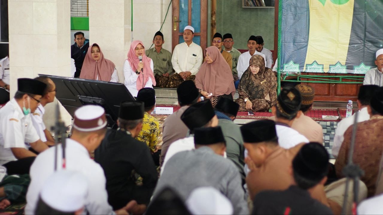 hadiri-haul-kh.-abdul-manan-muncar,-bupati-ipuk:-perkuat-pendidikan