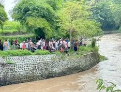 Warga Cluring Berbondong-Bondong Ke Sungai, Ternyata Ada Pemotor Kecemplung dan Hilang di Sungai Sraten